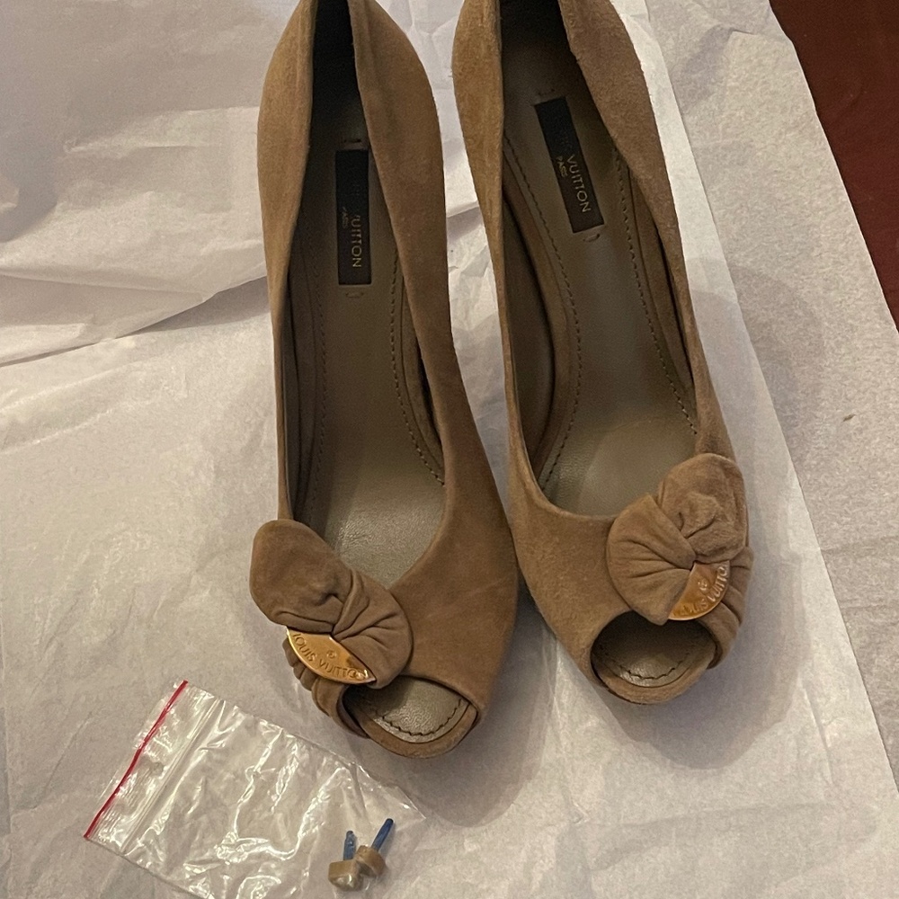 NEW!  Louis Vuitton Catania Suede Gold Medallion Peep-Toe Heels EU 38